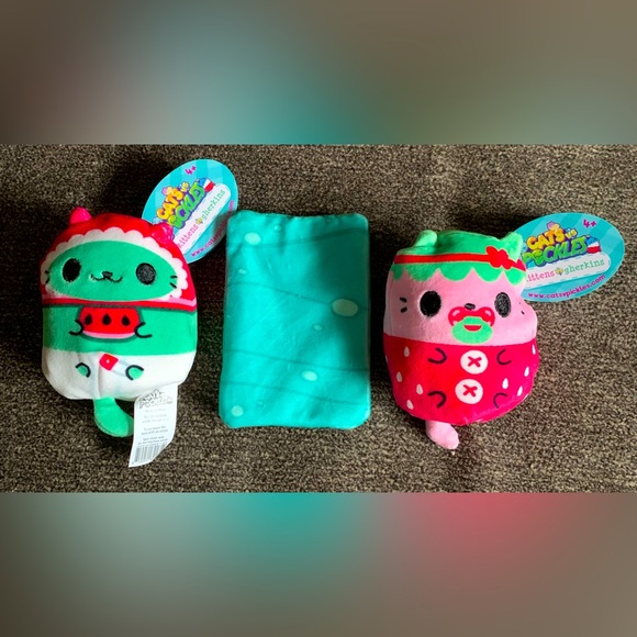 Cats vs Pickles - Kittens vs Gherkins - 2 kittens and 1 blanket - Picture 2 of 4